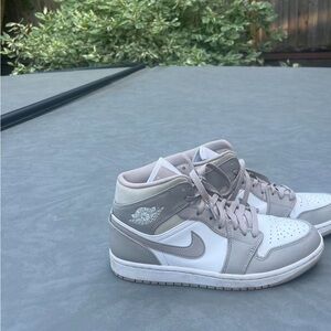 Air jorden 1 mid ‘Collage Grey’ Women’s 8, Men’s 6